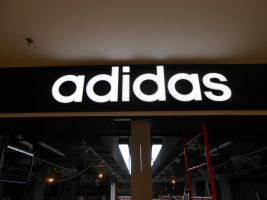 12.11.2013 - Вывеска "Adidas" в ТРК "Балкания NOVA"