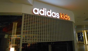 13.11.2013 - Внутри ТРК "Балкания NOVA" смонтирована вывеска нового магазина "Adidas Kids"